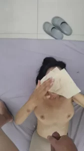 眼镜阿姨有点不好意思射她身上